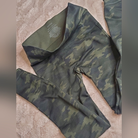 SPANX Camo Look at Me Now Seamless Cropped Leggings size small - Picture 7 of 9